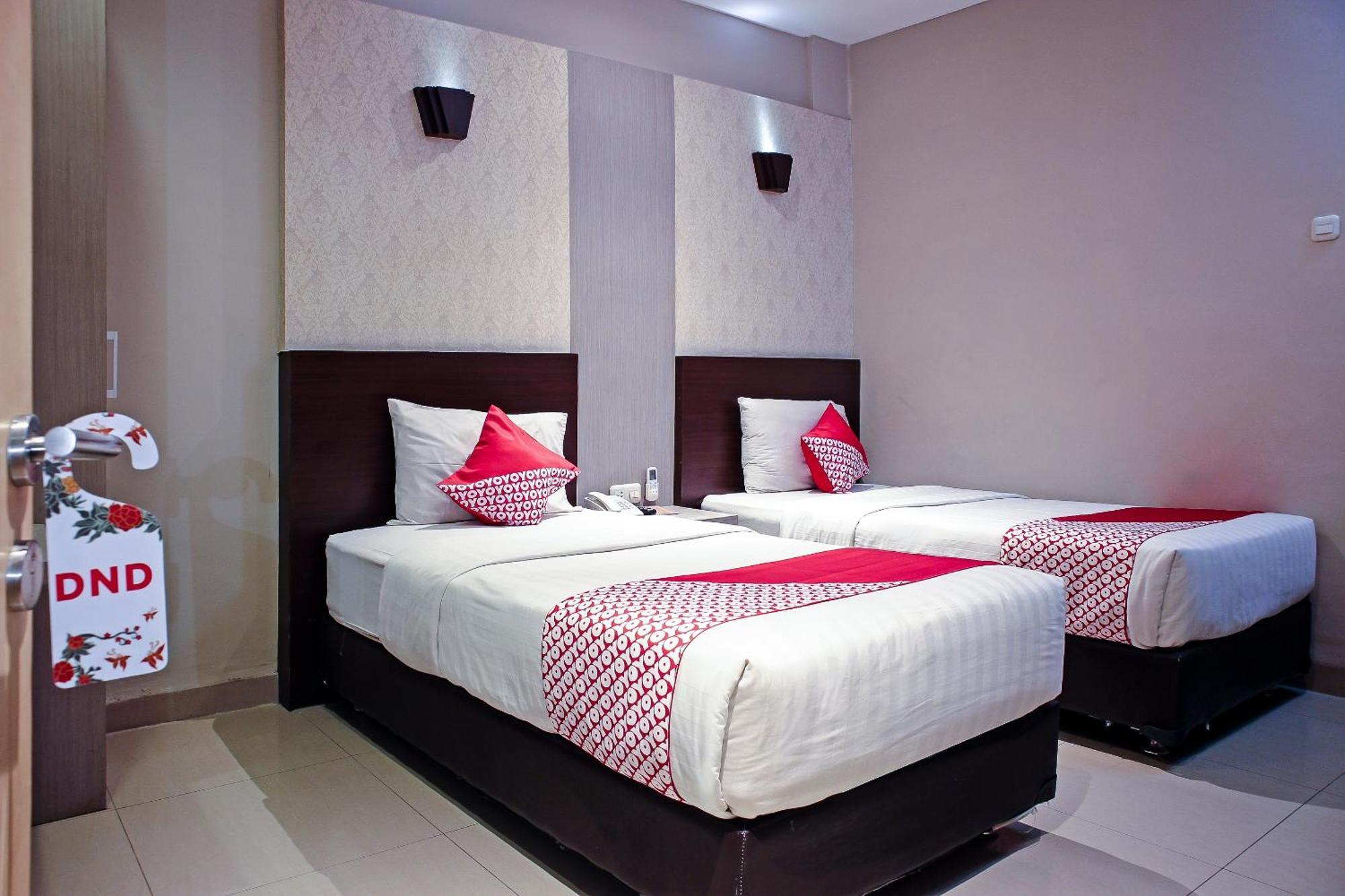Oyo 1009 Hotel Bumi Malaya 棉兰 外观 照片